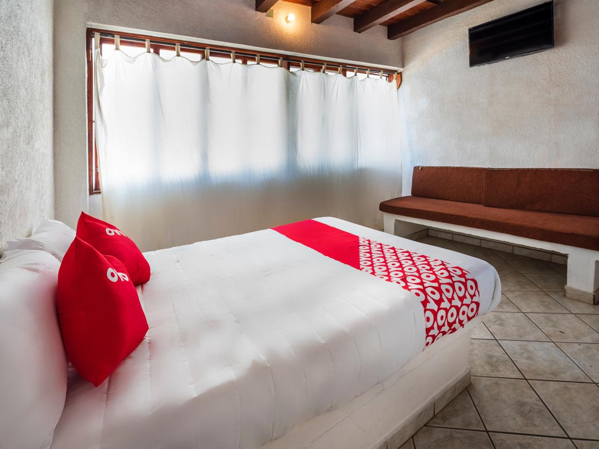 Oyo Hotel Sands Барра-де-Навидад Экстерьер фото